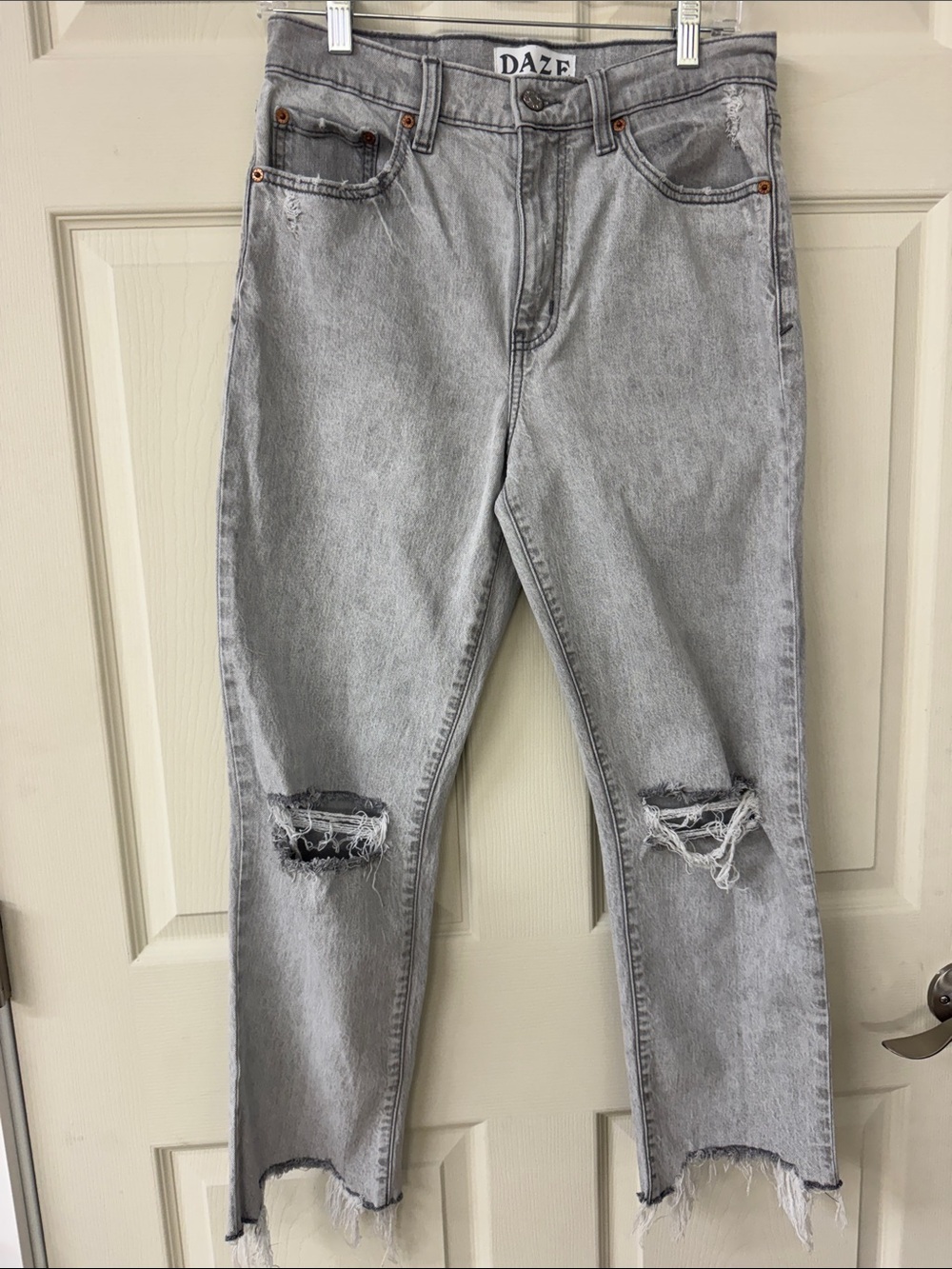DAZE Light Gray Straight-Leg Distressed Jeans